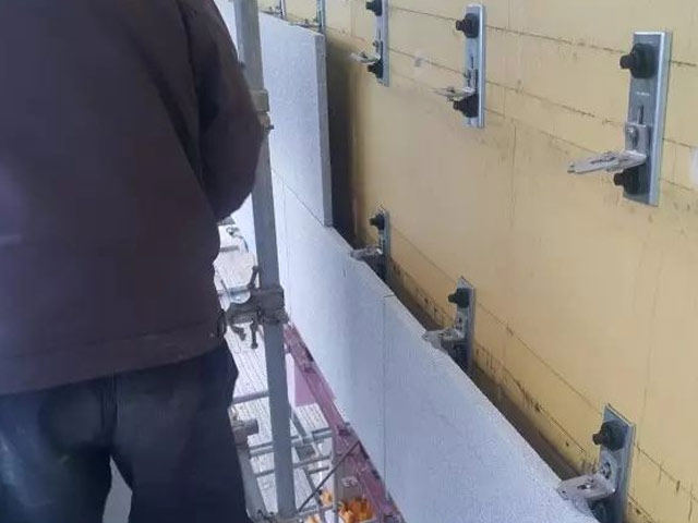 外國人這技術(shù)真牛逼，膽敢把干掛石材直接固定在外保溫板上！